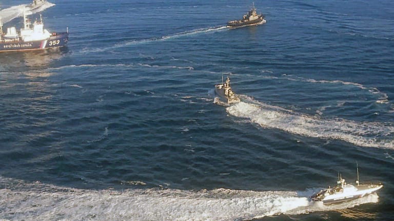 Ukrainische Marineboote und russische Küstenwache: Rammmanöver in der Straße von Kertsch.