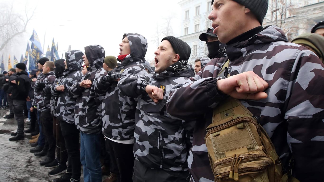 Kein Zweifel an der russischen Aggression: Mitglieder der rechten "Nationalen Miliz" protestieren in Kiew.