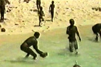North Sentinel: Das Standbild eines Videos zeigt Bewohner der für Außenstehende verbotenen indischen Insel. Die freiwillig abgeschottet lebenden Sentinelesen gelten als das letzte, vorjungsteinzeitliche Volk der Erde.