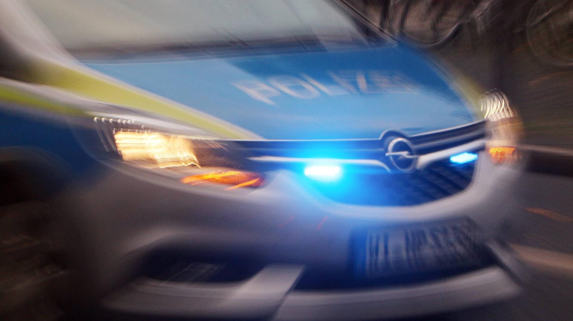 Einsatzwagen der Polizei: Die Ermittler suchen nach zwei flüchtigen Tätern. (Symbolbild) Einsatzwagen der Polizei: Die Ermittler suchen nach zwei flüchtigen Tätern. (Symbolbild)