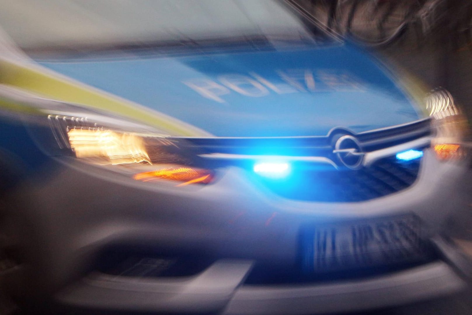 Einsatzwagen der Polizei: Die Ermittler suchen nach zwei flüchtigen Tätern. (Symbolbild)