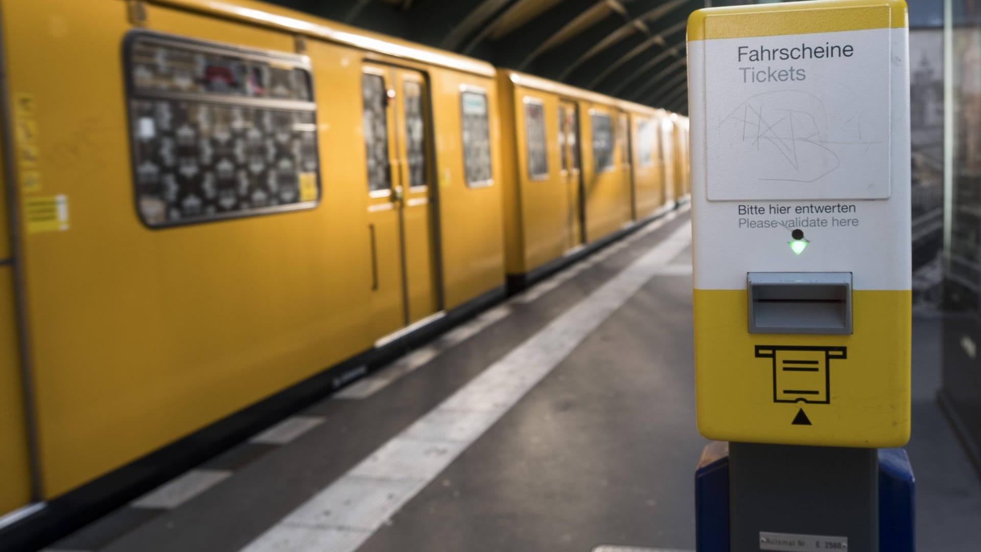 Berliner U-Bahn: Auf den Gleisen 1 und 3 musste der Verkehr zeitweise eingestellt werden. (Symbolbild) Berliner U-Bahn: Auf den Gleisen 1 und 3 musste der Verkehr zeitweise eingestellt werden. (Symbolbild)