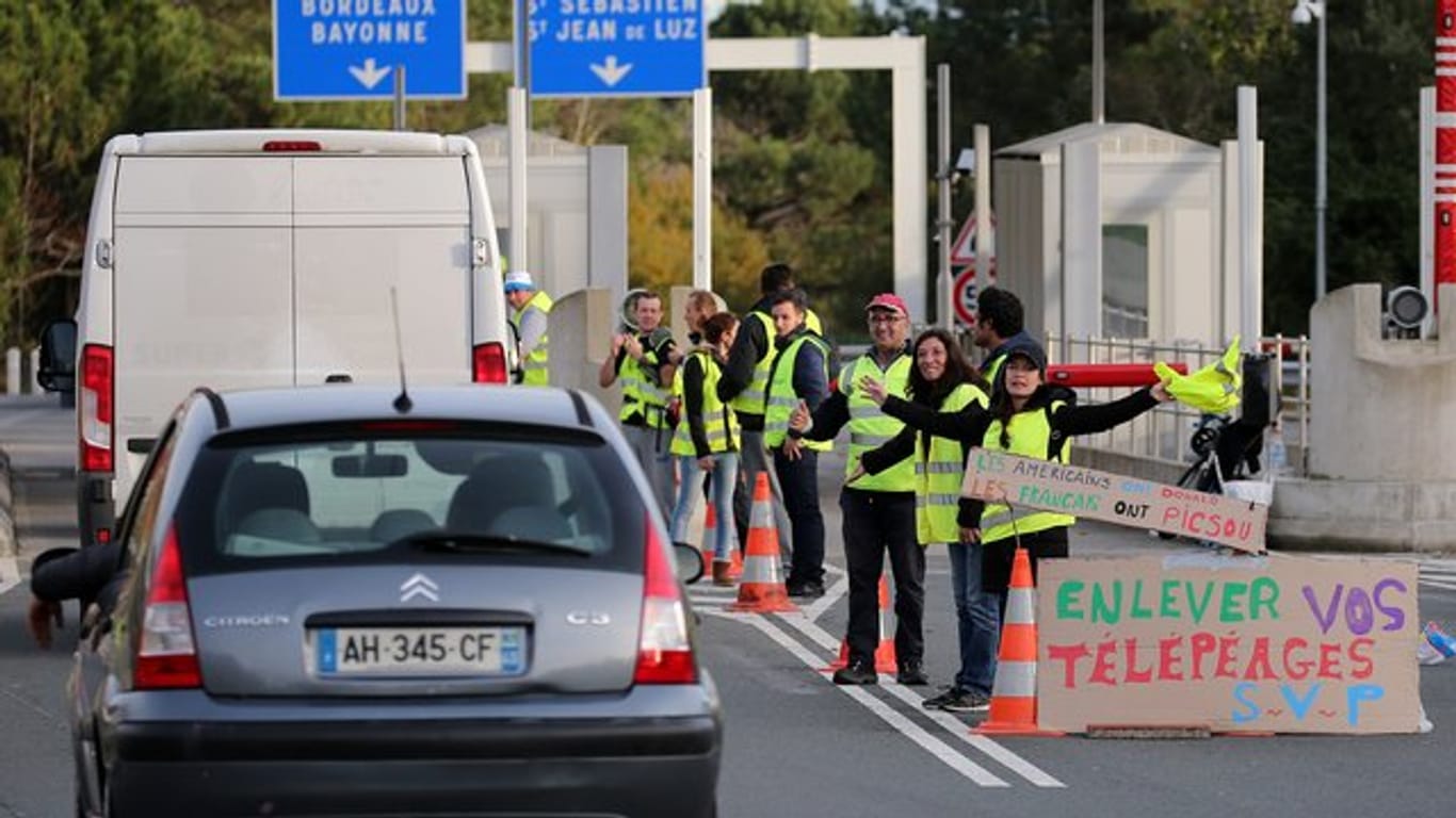 "Gelbwesten" protestieren an einer Mautstelle in Biarritz.