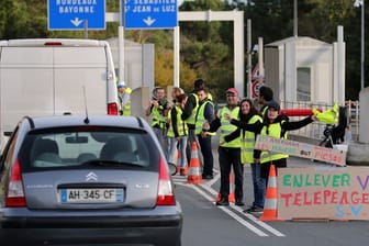 "Gelbwesten" protestieren an einer Mautstelle in Biarritz.