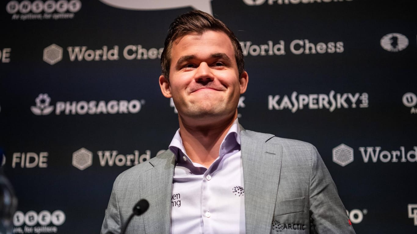 Magnus Carlsen strahlt nach seinem Sieg in London.
