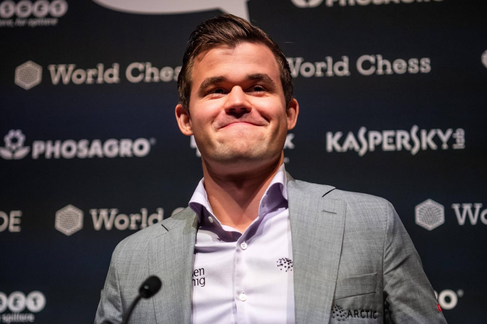 Magnus Carlsen strahlt nach seinem Sieg in London.