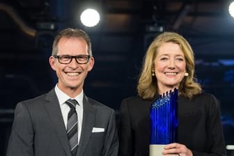 Die Preisträger Helga Rübsamen-Schaeff und Holger Zimmermann stehen nach der Preisverleihung auf der Bühne.