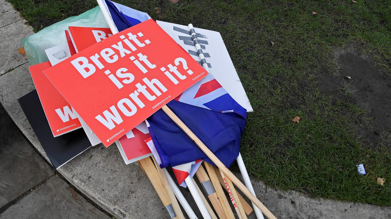 Schilder von Brexit-Gegnern bei einer Demonstration: Ein ungeordneter EU-Austritt könnte in Großbritannien die heftigste Rezession seit dem Zweiten Weltkrieg auslösen.
