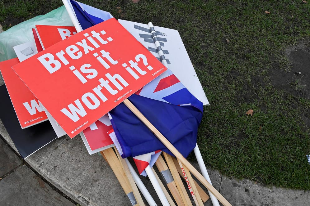 Schilder von Brexit-Gegnern bei einer Demonstration: Ein ungeordneter EU-Austritt könnte in Großbritannien die heftigste Rezession seit dem Zweiten Weltkrieg auslösen.