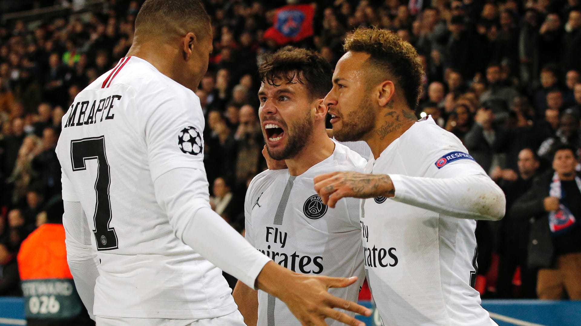 Die-PSG-Superstars Kylian Mbappé (l.) und Neymar (r.) jubeln mit Juan Bernat über dessen Treffer um zwischenzeitlichen 1:0 gegen Liverpool.