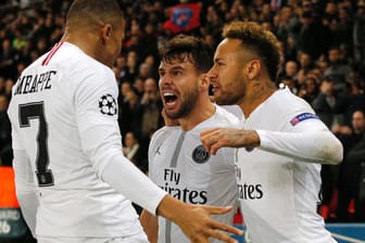 Die-PSG-Superstars Kylian Mbappé (l.) und Neymar (r.) jubeln mit Juan Bernat über dessen Treffer um zwischenzeitlichen 1:0 gegen Liverpool.