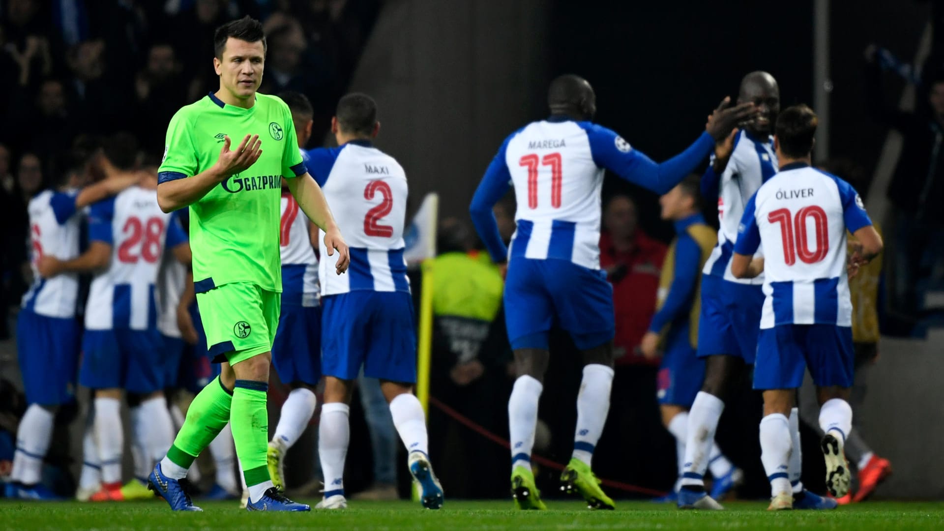 Die Spieler von Porto bejubeln das Tor zum 1:0 während Jewgeni Konopljanka (vorne) von Schalke sichtlich unzufrieden ist.