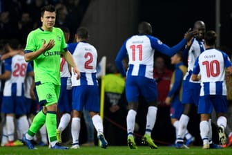 Die Spieler von Porto bejubeln das Tor zum 1:0 während Jewgeni Konopljanka (vorne) von Schalke sichtlich unzufrieden ist.