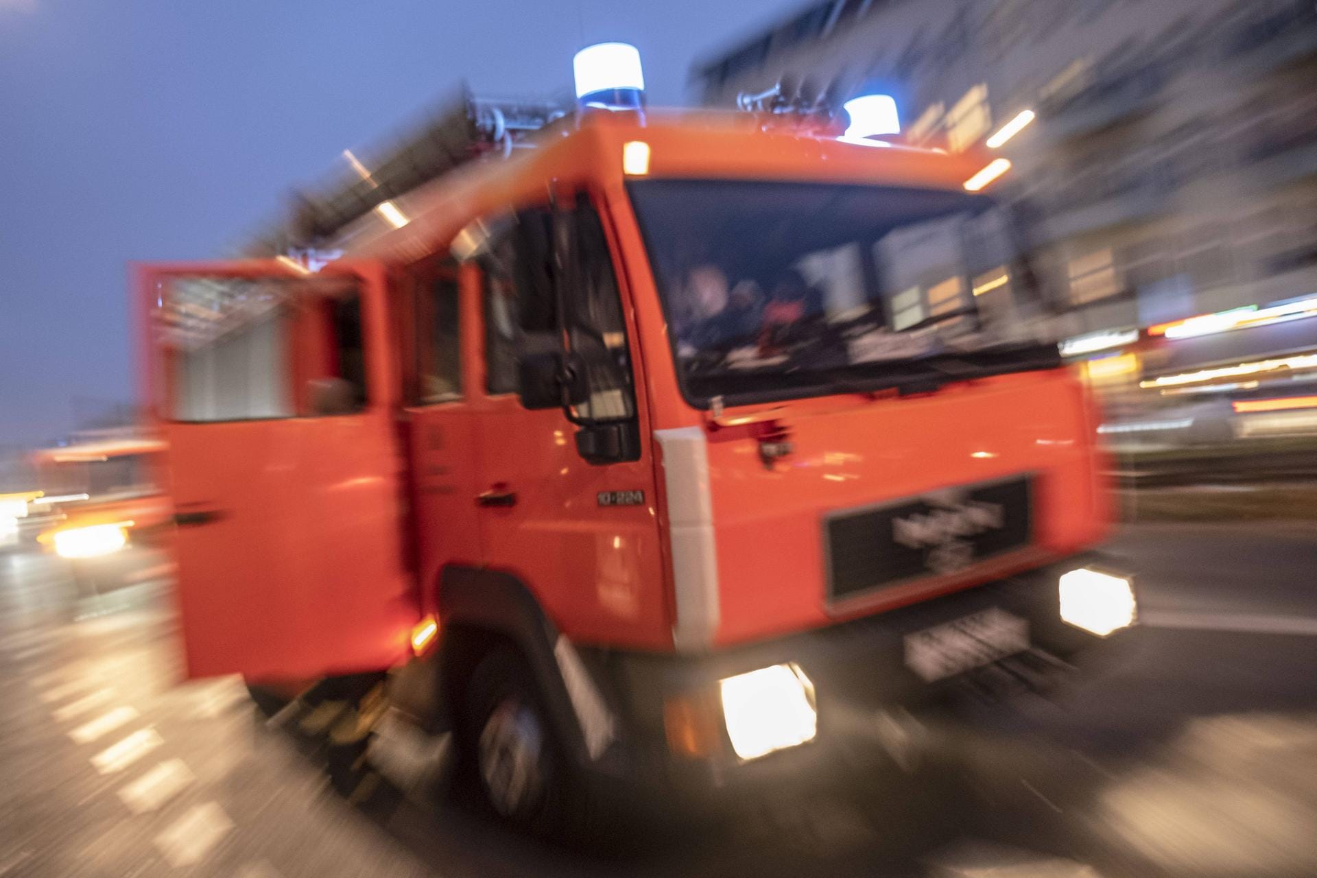 Feuerwehr (Symbolbild): Wegen eines Feuers in einer Lagerhalle in Oberbayern ist der Zugverkehr nach Österreich und Italien eingestellt worden.