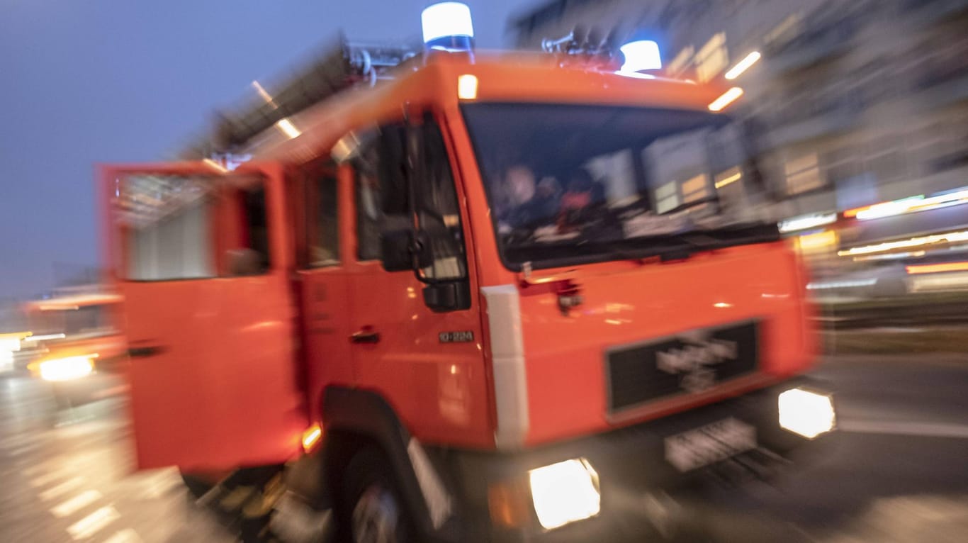 Feuerwehr (Symbolbild): Wegen eines Feuers in einer Lagerhalle in Oberbayern ist der Zugverkehr nach Österreich und Italien eingestellt worden.