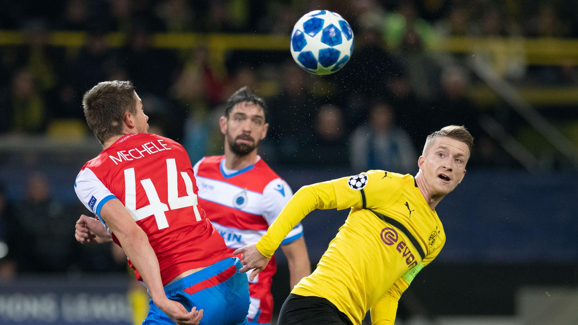 Dortmunds Marco Reus (rechts) im Kopfballduell mit Brandon Mechele.