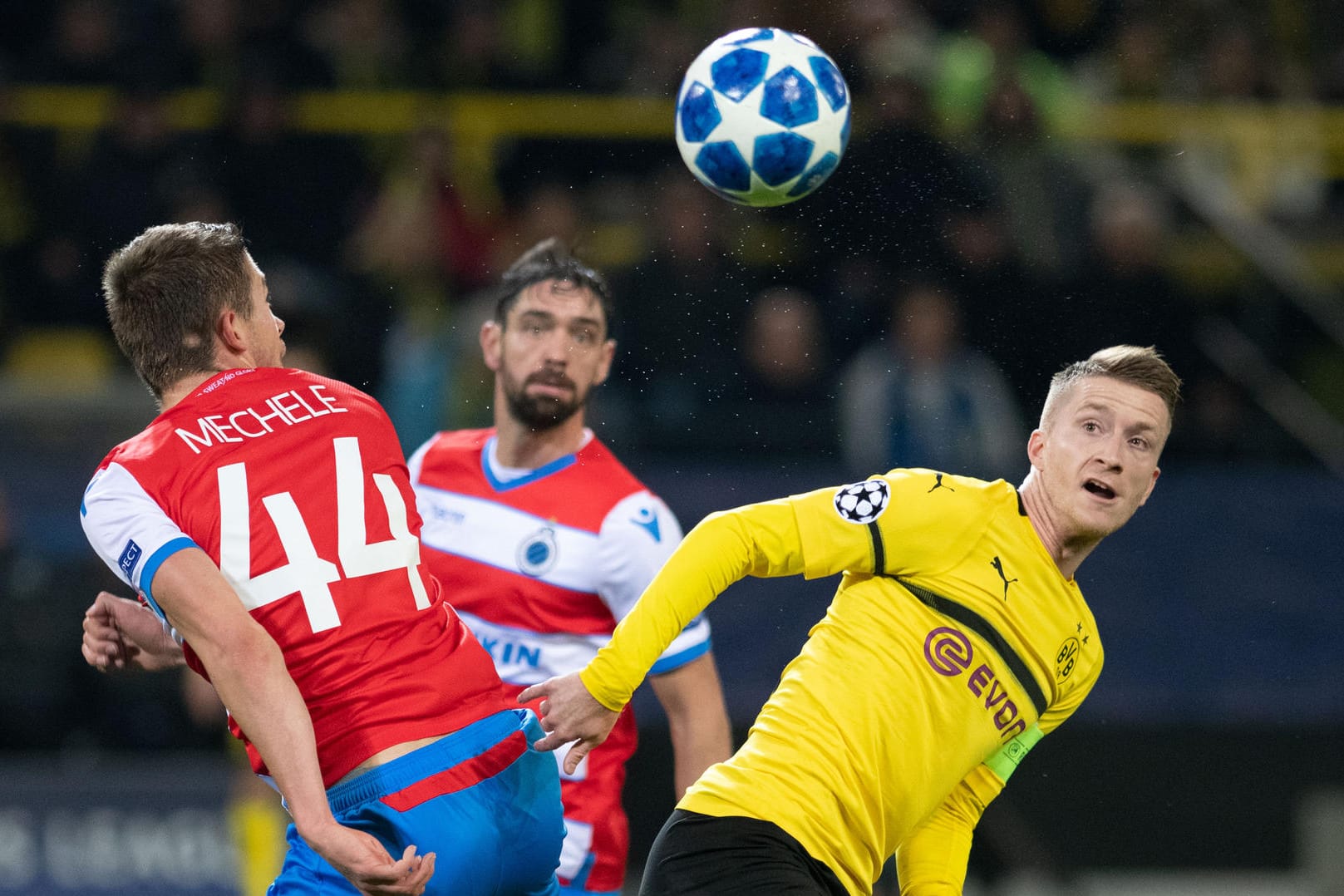 Dortmunds Marco Reus (rechts) im Kopfballduell mit Brandon Mechele.