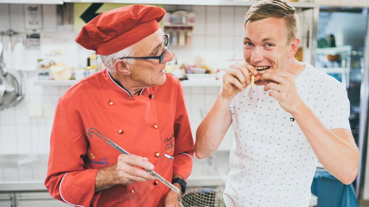 Benedikt (r.) und seinen Vater Charly Doll verbindet die Leidenschaft fürs Kochen.