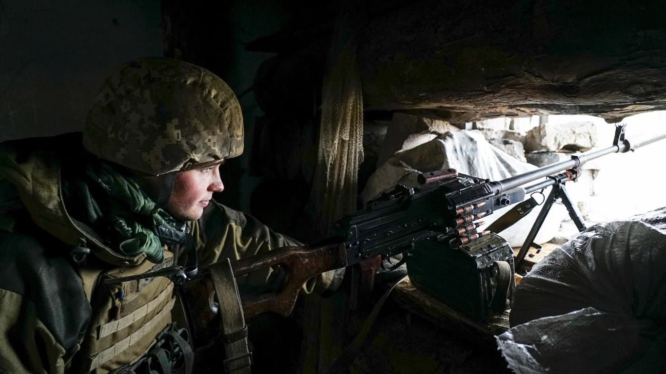 Ukrainischer Soldat an der Frontlinie im Osten des Landes.