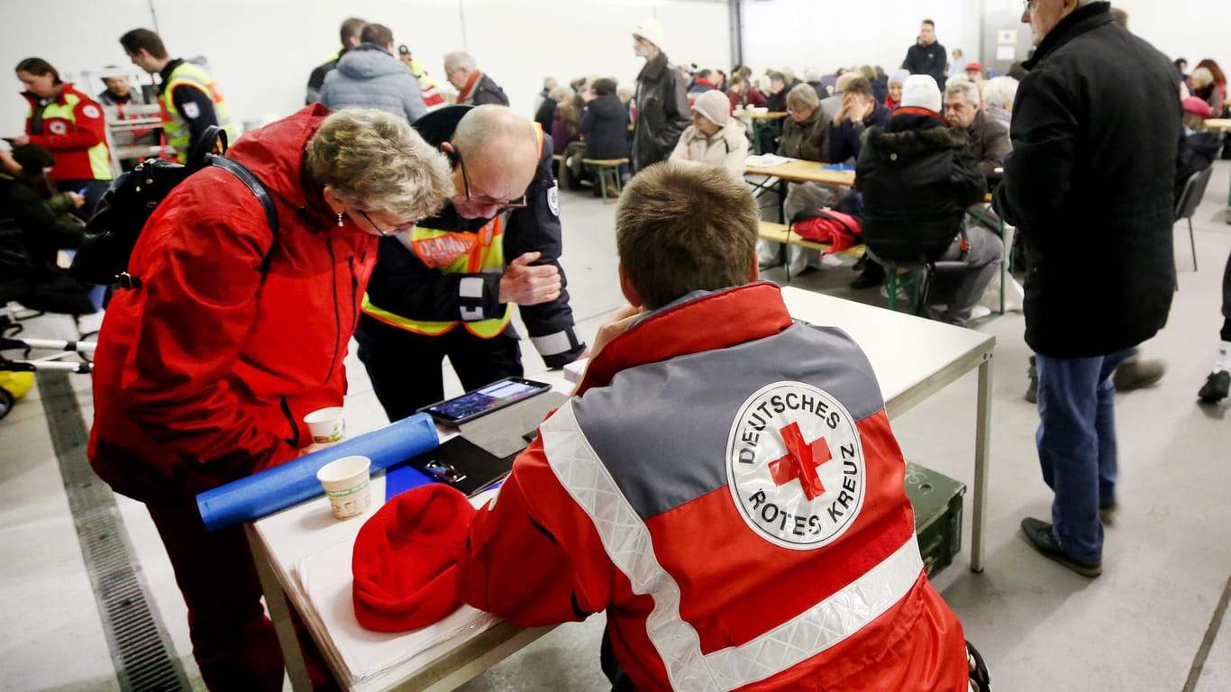 Mitarbeiter vom Deutschen Roten Kreuz: Die Männer und Frauen versorgen in einer Halle der Mudra-Kaserne Bewohner, die auf die Entschärfung einer Weltkriegsbombe warten.