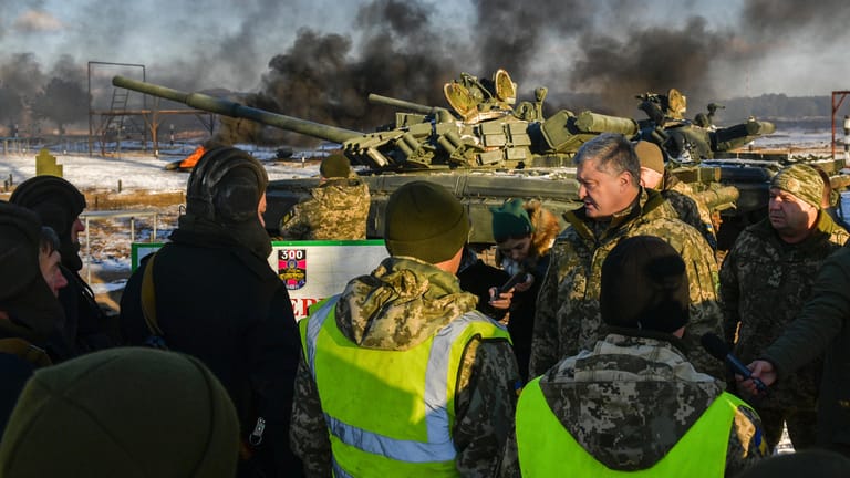 Petro Poroschenko spricht mit Soldaten auf einer Militärbasis in der Region Tschernigiw: Der ukrainische Präsident hatte am Montag das Kriegsrecht ausgerufen.