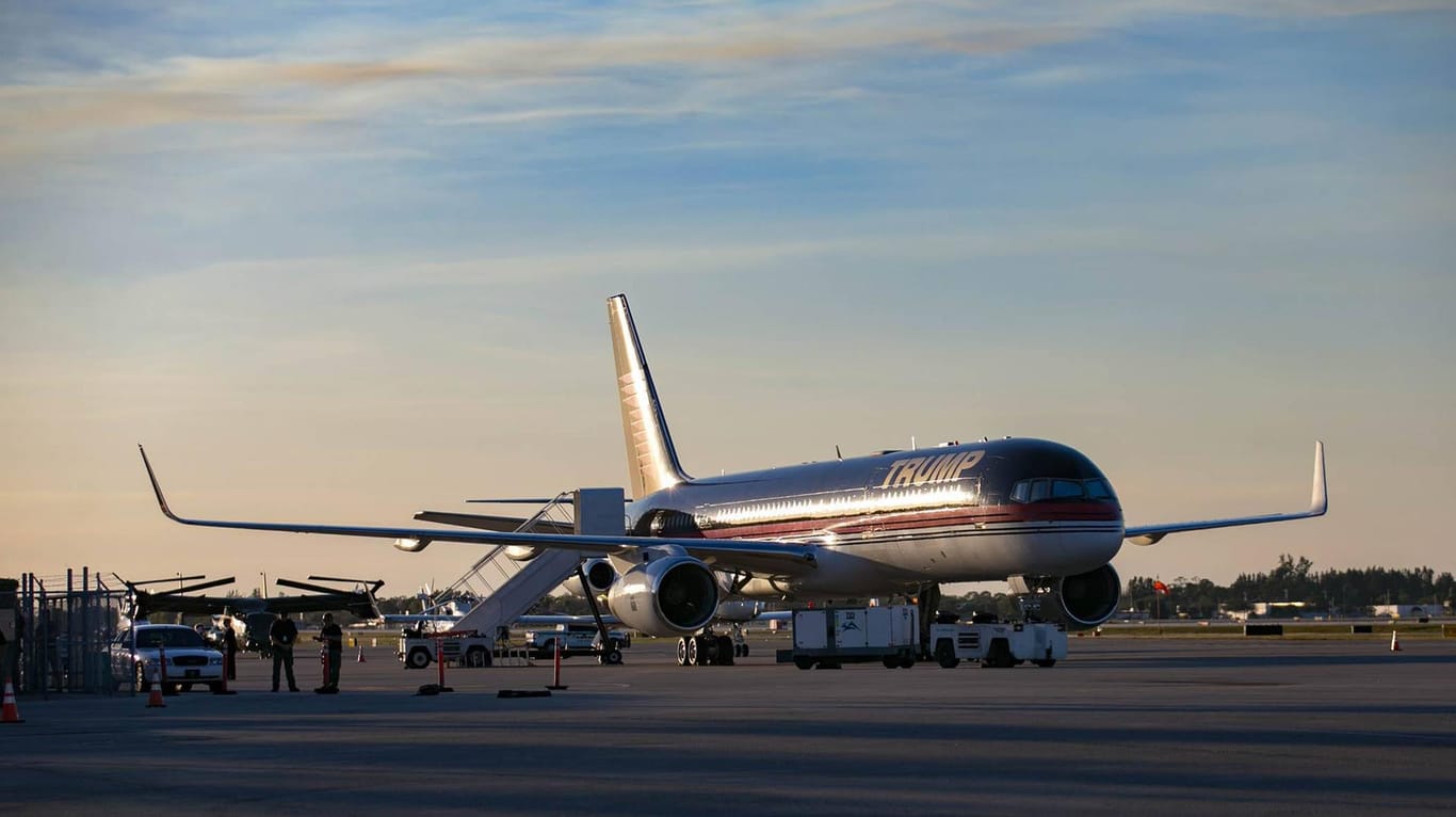 Donald Trumps Privatflieger 2016 in Florida: Auf dem New Yorker Flughafen La Guardia wurde das Flugzeug nun beschädigt (Archivbild).