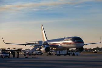 Donald Trumps Privatflieger 2016 in Florida: Auf dem New Yorker Flughafen La Guardia wurde das Flugzeug nun beschädigt (Archivbild).