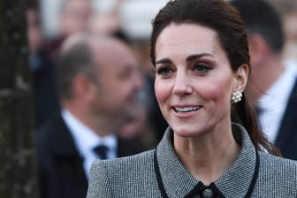 Besuch in Leicester: Herzogin Kate kam in einem grauen Kleid zum Termin.