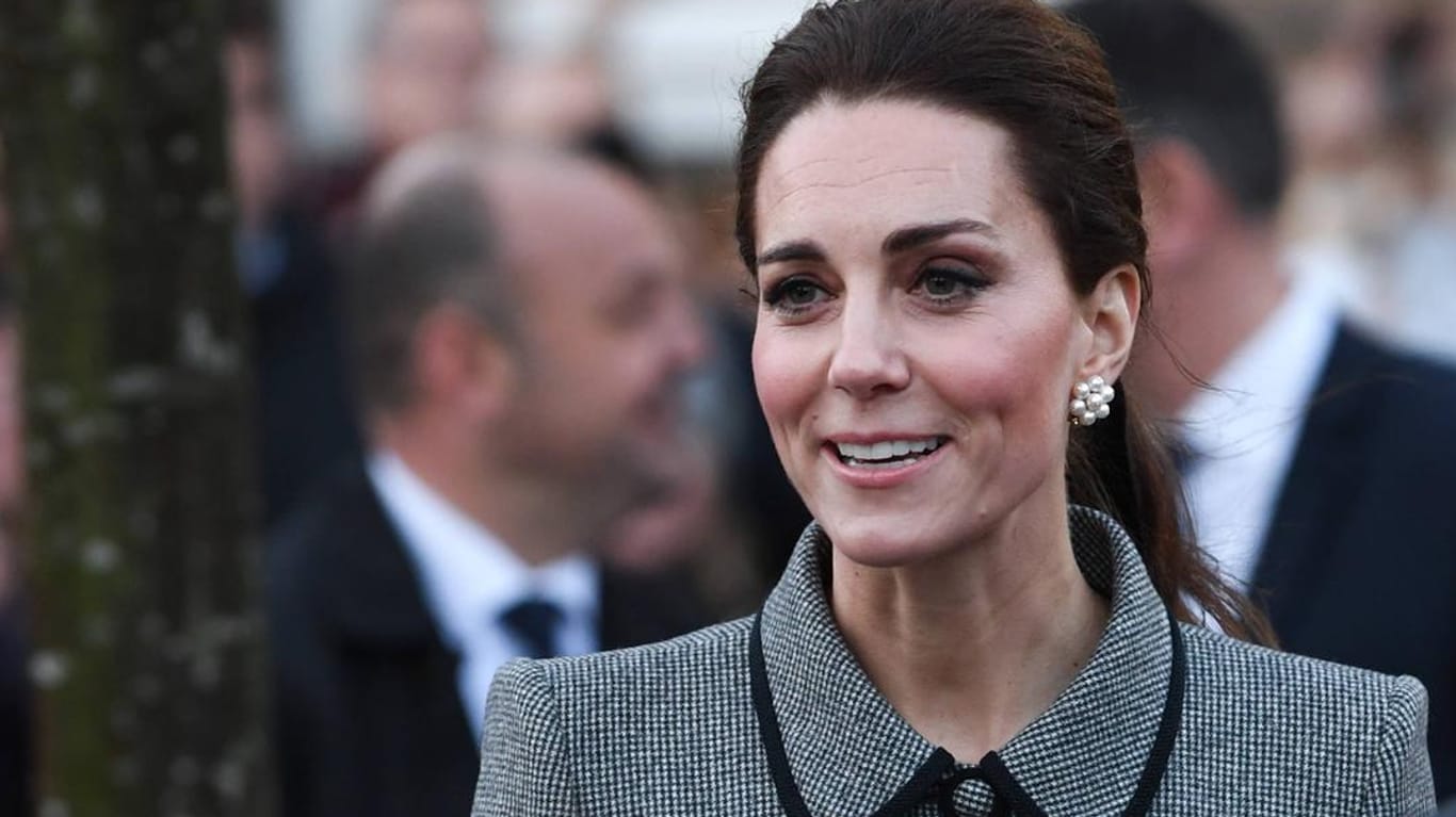 Besuch in Leicester: Herzogin Kate kam in einem grauen Kleid zum Termin.