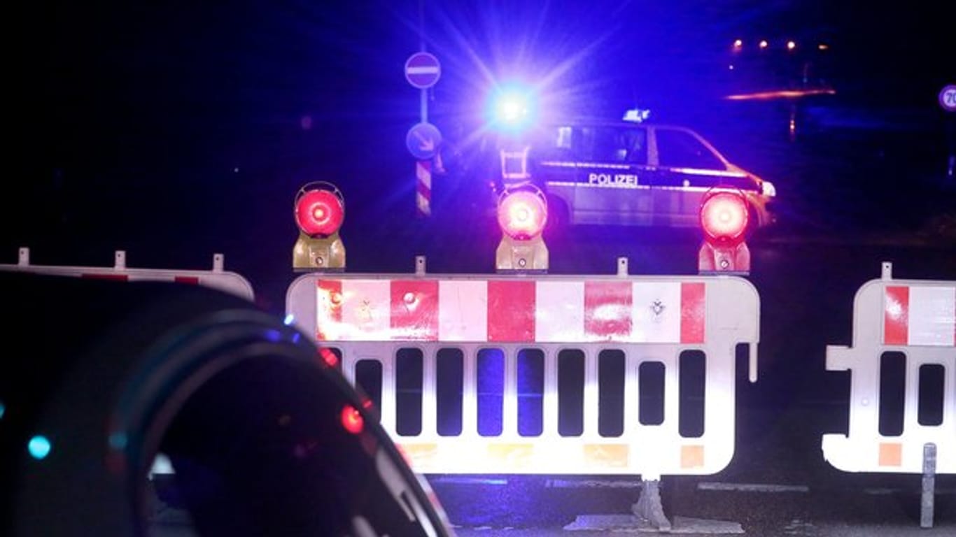 Die Polizei sperrt während der Bombenentschärfung eine Straße in Köln ab.