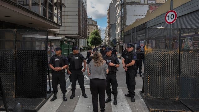 Polizisten stehen im Zentrum von Buenos Aires an einer Straßensperre.