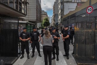 Polizisten stehen im Zentrum von Buenos Aires an einer Straßensperre.