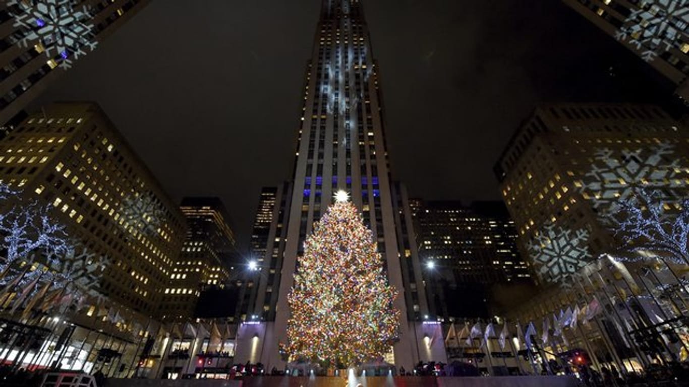 Großes Funkeln in New York: Der Weihnachtsbaum vor dem Rockefeller Center leuchtet mit.