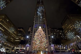 Großes Funkeln in New York: Der Weihnachtsbaum vor dem Rockefeller Center leuchtet mit.