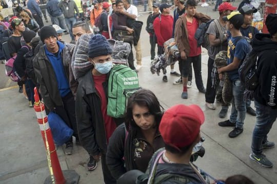 Migranten stehen in Tijuana Schlange, um Essen zu bekommen.