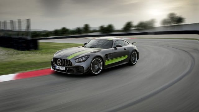 Abgespeckt: Mercedes-AMG bringt im Zuge der GT-Modellpflege auch das etwas leichtere GT-R-Sondermodell Pro auf den Markt. Abgespeckt: Mercedes-AMG bringt im Zuge der GT-Modellpflege auch das etwas leichtere GT-R-Sondermodell Pro auf den Markt.