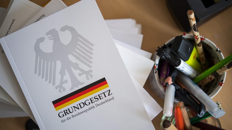 Eine Ausgabe des Grundgesetzes der Bundesrepublik Deutschland : Der Bundestag billigte eine Grundgesetzreform.