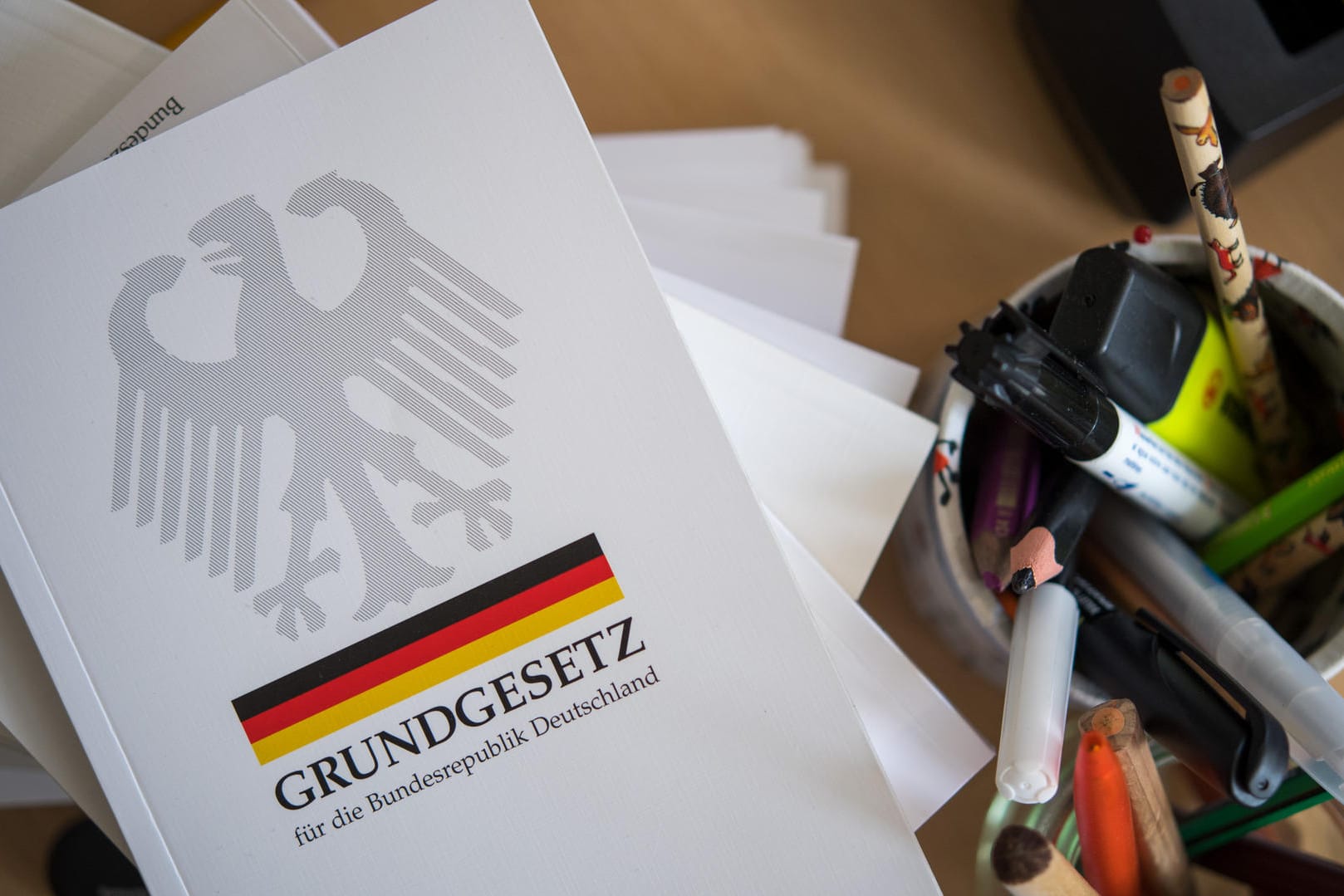Eine Ausgabe des Grundgesetzes der Bundesrepublik Deutschland : Der Bundestag billigte eine Grundgesetzreform.