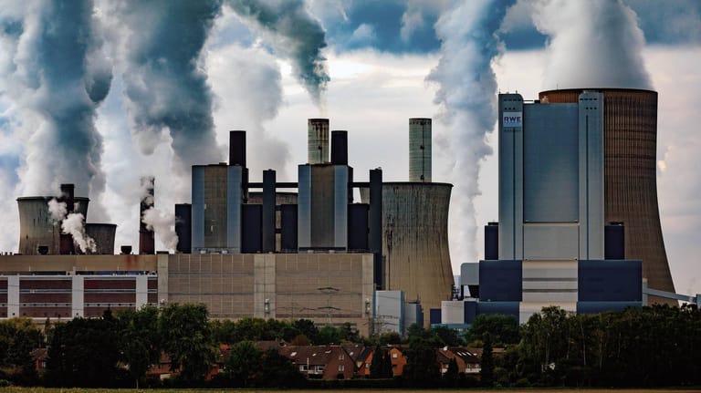 Kraftwerk Niederaußem: Rund 80 Prozent der Befragten möchten, dass klimaschonende Energien gefördert werden.