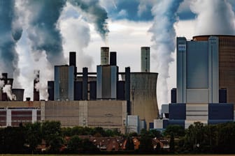 Kraftwerk Niederaußem: Rund 80 Prozent der Befragten möchten, dass klimaschonende Energien gefördert werden.
