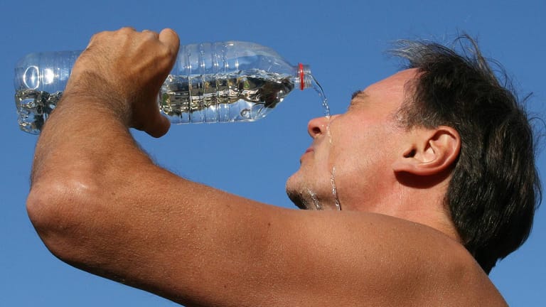 Ein Mann erfrischt sich im Hochsommer mit kaltem Wasser: Forscher warnen vor wachsenden gesundheitlichen Risiken durch die Hitze.