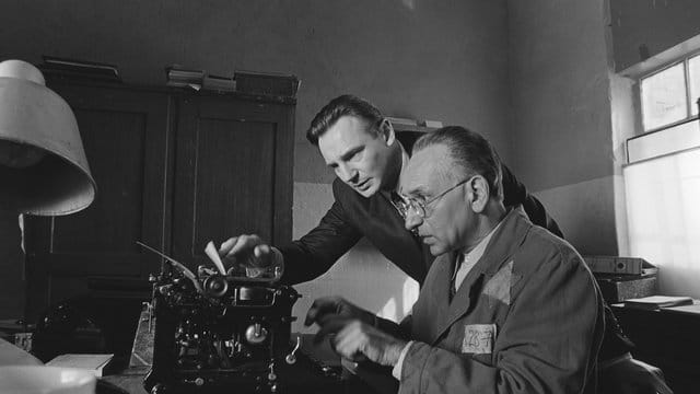 Oskar Schindler (Liam Neeson) und sein jüdischer Buchhalter Itzhak Stern (Ben Kingsley) stellen eine Liste von über 1100 jüdischen Arbeitern zusammen, die Schindler zu retten hofft.