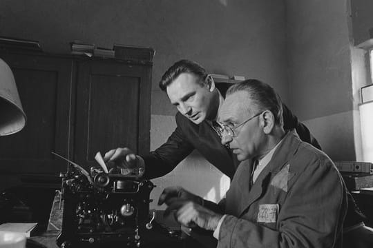 Oskar Schindler (Liam Neeson) und sein jüdischer Buchhalter Itzhak Stern (Ben Kingsley) stellen eine Liste von über 1100 jüdischen Arbeitern zusammen, die Schindler zu retten hofft.