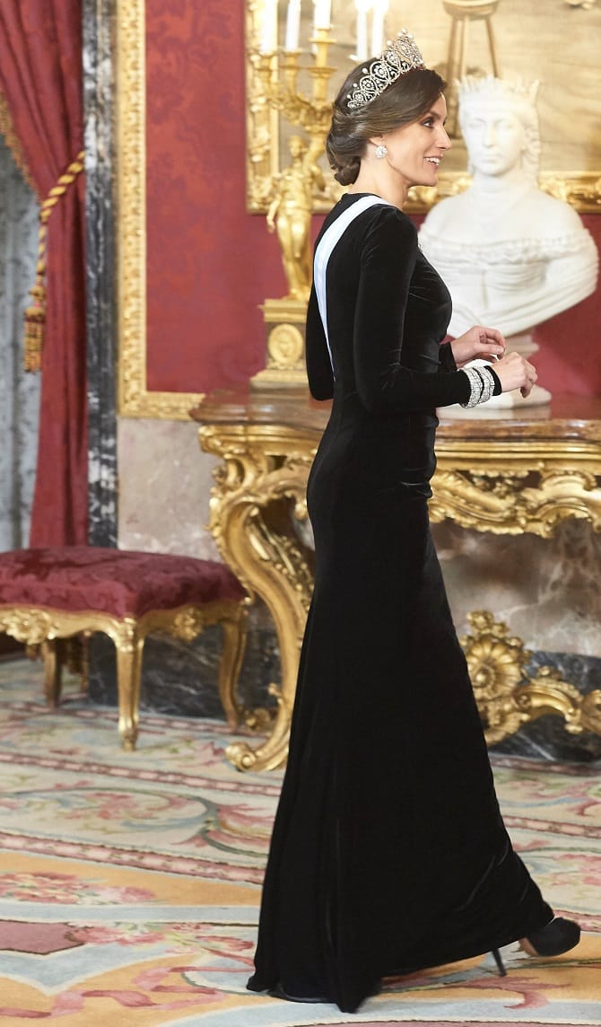 Unterwegs in XXL-Hacken: Zu ihrem Kleid kombinierte Letizia richtig hohe High Heels.