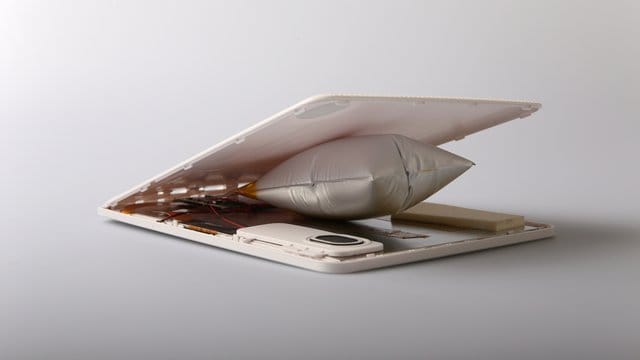 Weil dieses Tablet über keinen Überhitzungsschutz verfügt und heißgelaufen ist, hat sich der Akku schon aufgebläht und das Gehäuse aufgedrückt. Weil dieses Tablet über keinen Überhitzungsschutz verfügt und heißgelaufen ist, hat sich der Akku schon aufgebläht und das Gehäuse aufgedrückt.