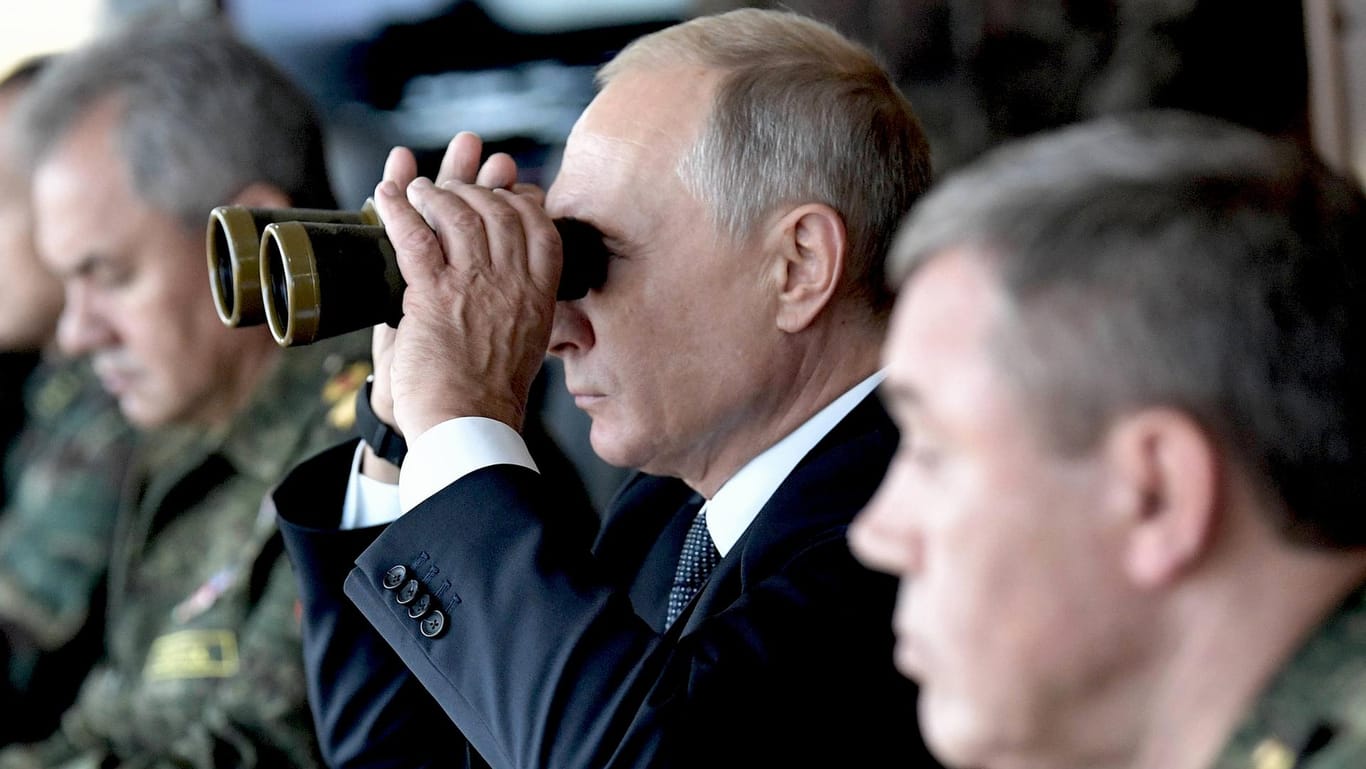 Wladimir Putin bei einem Truppenmanöver im September: Wirft dem ukrainischen Präsidenten politisches Kalkül vor.