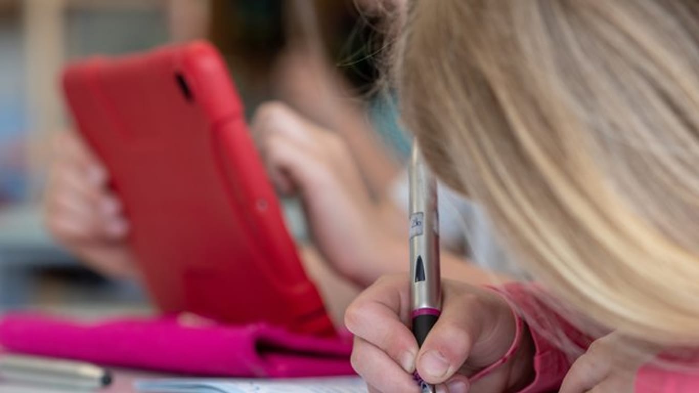 Eine Grundschülerin benutzt im Unterricht ein Tablet.