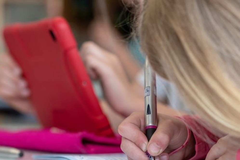 Eine Grundschülerin benutzt im Unterricht ein Tablet.