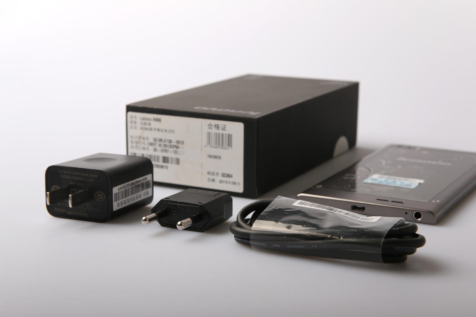 Ein Smartphone: Die Bundesnetzagentur warnt bei diesem Gerät vor dem falschen Netzadapter.