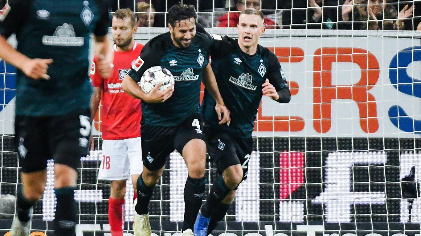 Schlawiner: Pizarro (M.) jubelt über seinen Treffer gegen Mainz 05 am 10. Spieltag. In bisher zehn Saisoneinsätzen traf der Peruaner zwei Mal.